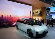 2023年我国汽车产销首次突破3000万辆，新能源汽车达949.5万辆