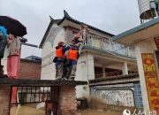 泥石流灾害后群众转移安置 他们替全村“守家”