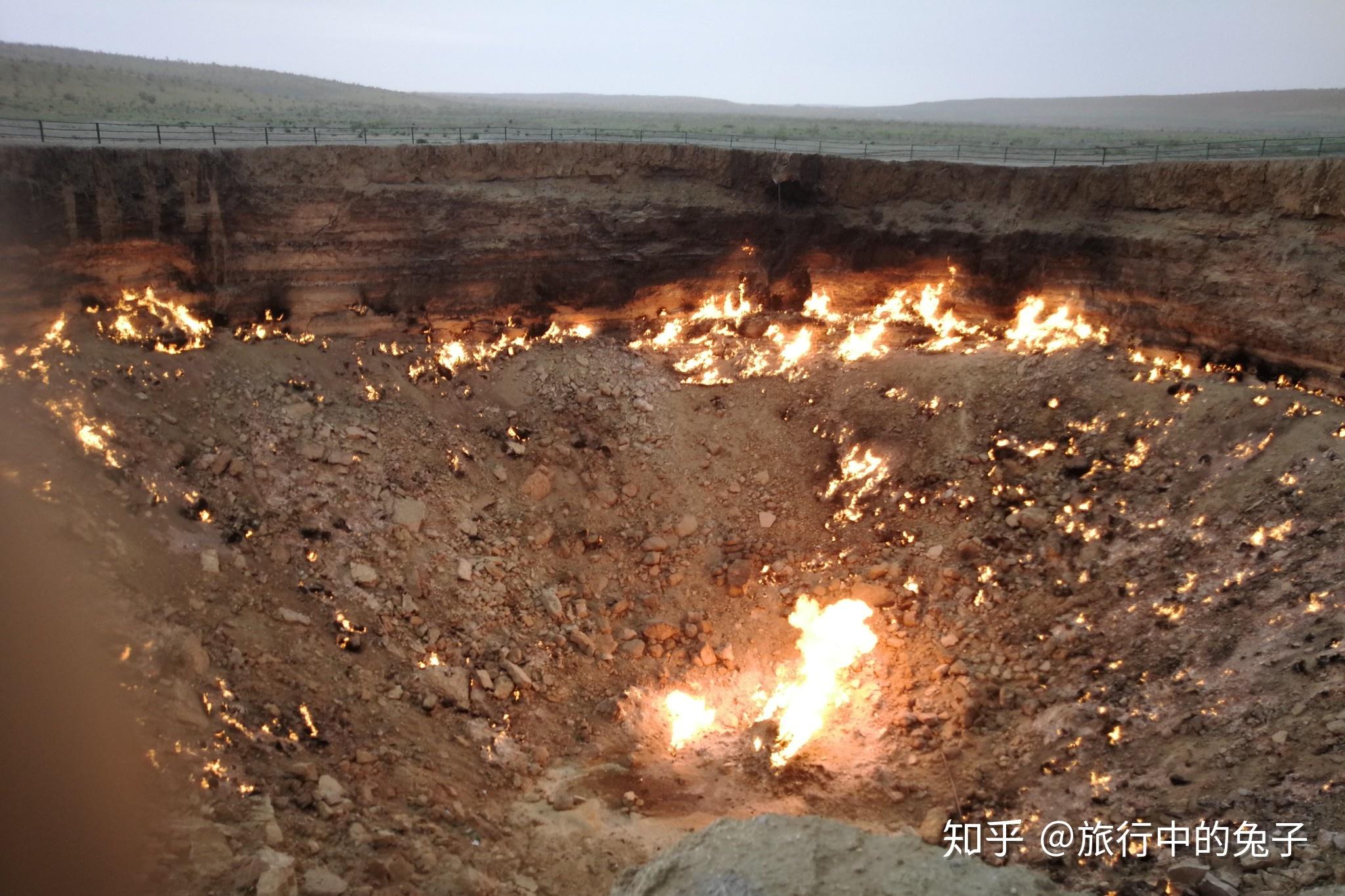 在沙漠里，吉利点了一把火