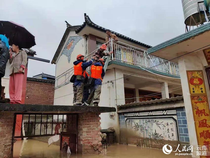 泥石流灾害后群众转移安置 他们替全村“守家”